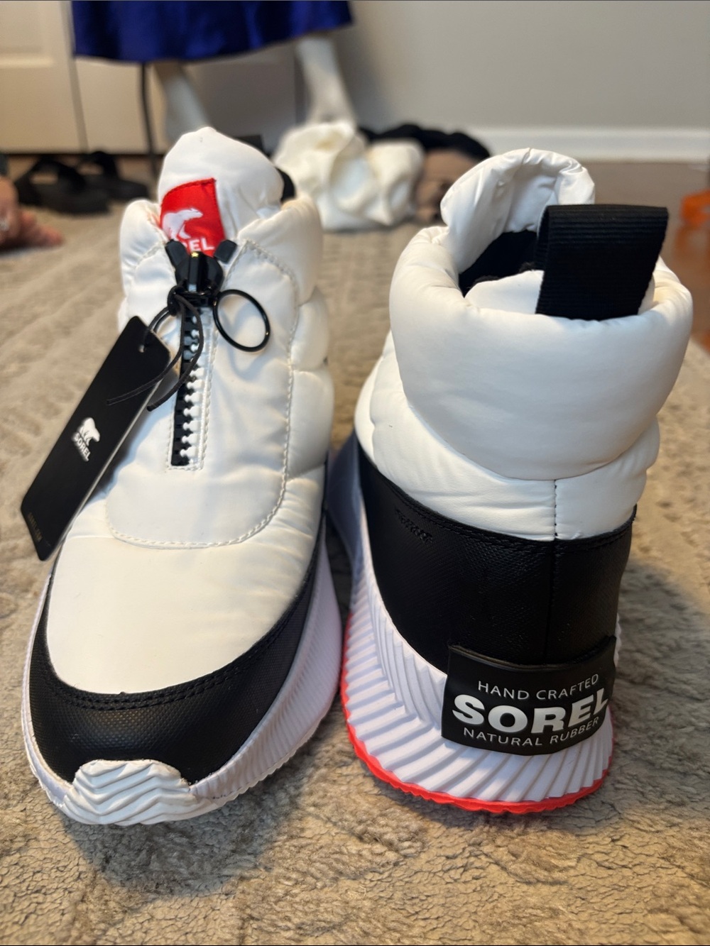 Sorel White and Black Insulated Zip Puffer Ankle Boots with Red Logo - Picture 3 of 5